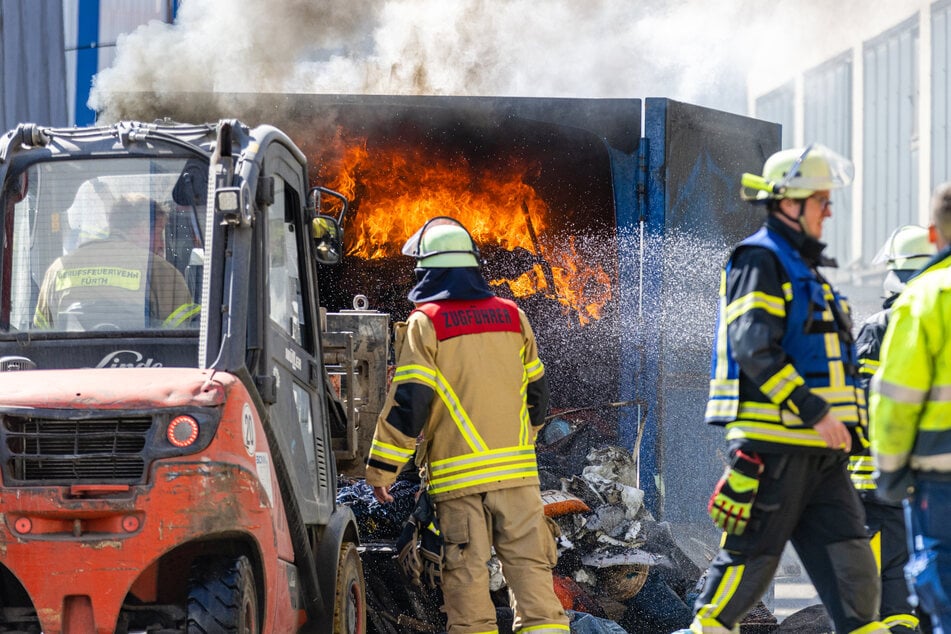Ein Container hatte plötzlich Feuer gefangen.