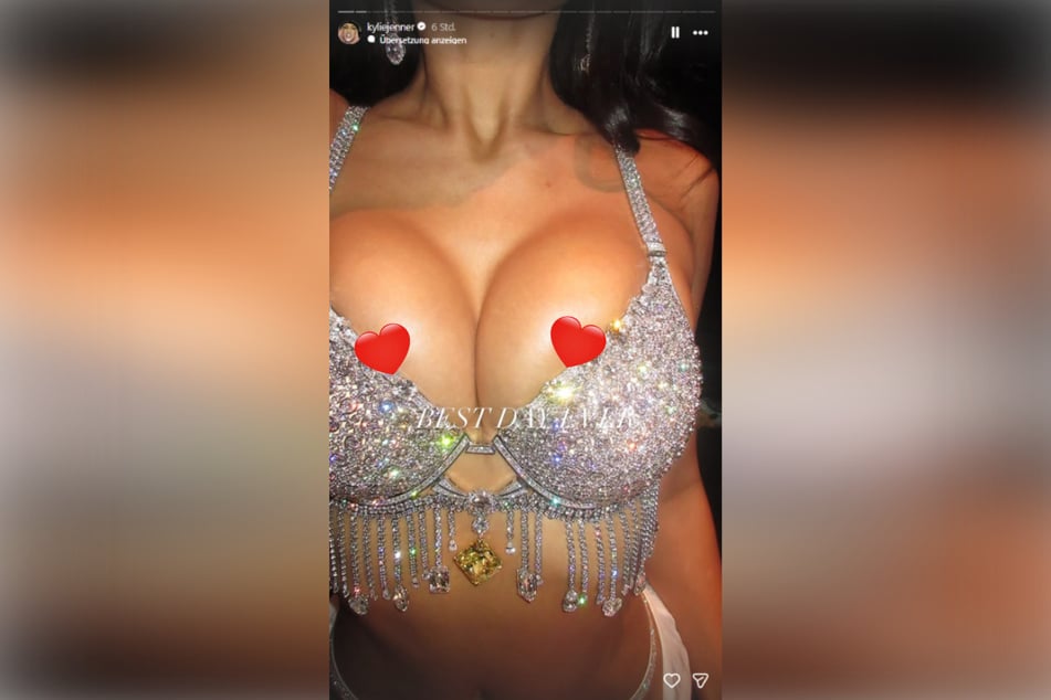 Auch in ihren Instagram-Storys zeigte Kylie ihren glitzernden Luxus-BH.
