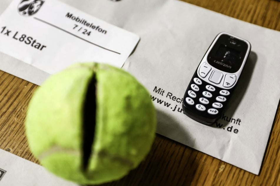 Mit Mobilfunkdetektoren, Kameraüberwachung und sogar Handyspürhunden suchen die Justizbeamten nach Handys.