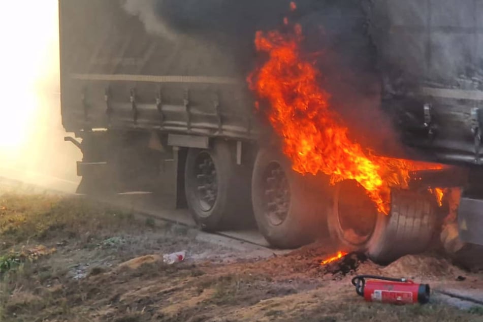 Unfall A: Brennender Sattelzug auf A10: Feuerwehr verhindert Inferno