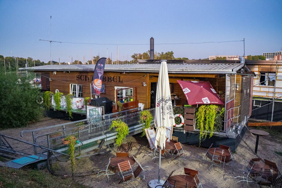 Das noch in Betrieb befindliche frühere Restaurantboot. Dahinter sieht man den zerstörten Neubau.