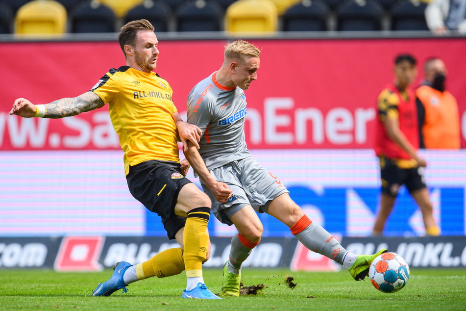 Michael Sollbauer (31, l.) hat den Ball an Kai Pröger (29) verloren und kann das 0:2 nicht mehr verhindern.