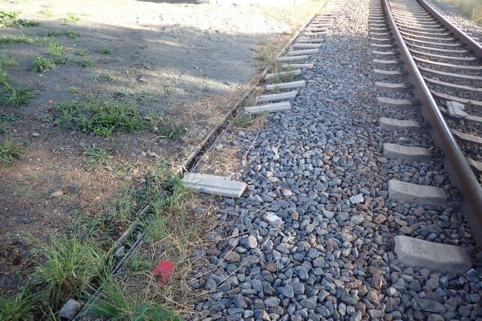 An der Seite sind weitere Betonabdeckungen neben den Gleisen aufgereiht.