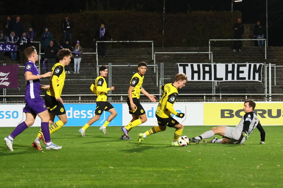 Aues Schlussmann Martin Männel (36, r.) kann den Ausgleich durch Cole Campbell (am Ball) nicht verhindern.