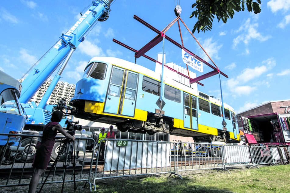 Chemnitz: Hier schwebt die letzte Tatra-Bahn vor der Stadthalle ein