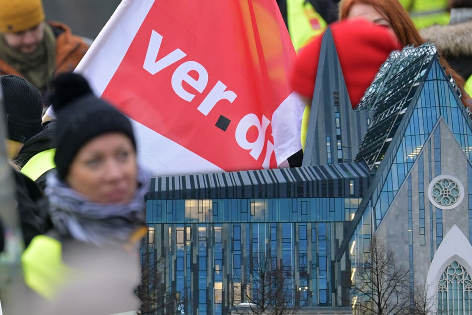 Leipzig: Protest gegen Kürzungen an Uni Leipzig: Demo und Streik für bessere Arbeitsbedingungen
