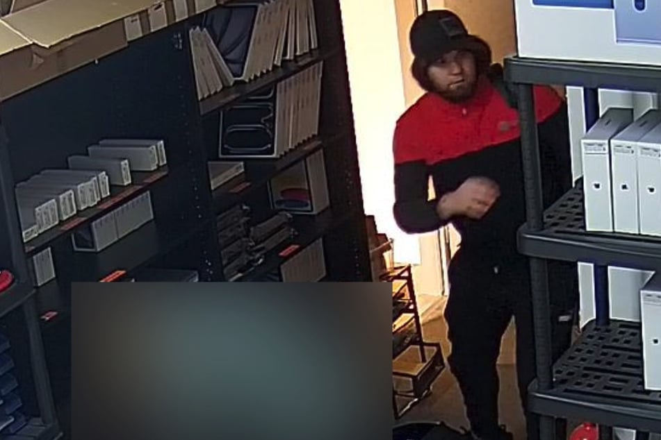 Die Kripo sucht nach diesem Mann wegen schweren Raubs.