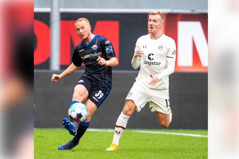 Lukas Daschner (22, rechts), hier im Spiel des FC St. Pauli gegen den SC Paderborn in der vergangenen Saison, verletzte sich am Montag im Training schwer. (Archivbild)