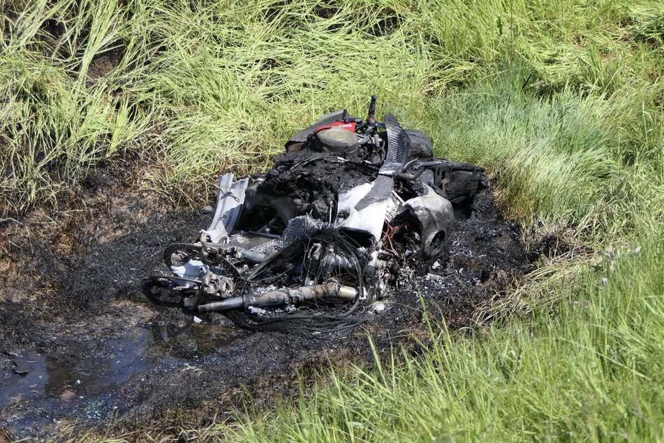 Das Motorrad wurde durch den Brand komplett zerstört.