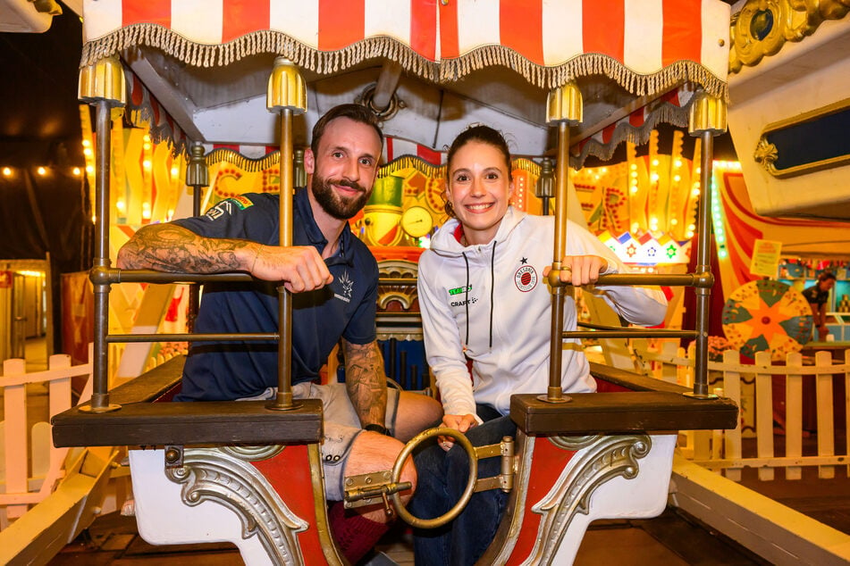 Ließen sich eine Runde mit dem Riesenrad nicht entgehen: Goalie Janick Schwendener (32, Eislöwen) und Julie Lengweiler (25, DSC).