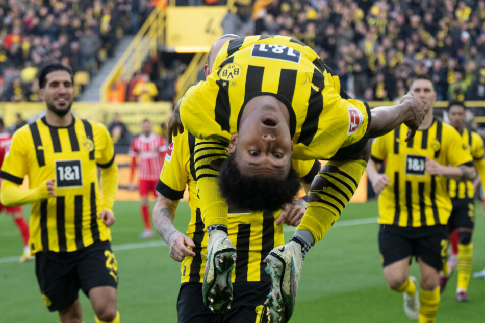 Akrobatischer Jubel! Karim Adeyemi zelebriert den Treffer zum 2:1 für den BVB.