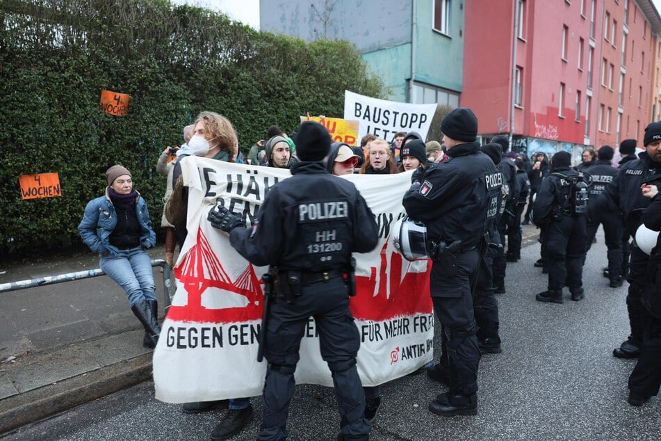 Hamburg: Platzverweise, Strafanzeige und Angriff auf Polizisten bei Demo gegen Abriss der Sternbrücke