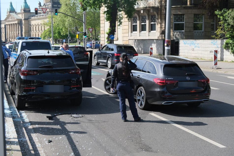 Ein Mercedes-Fahrer war zuvor mit dem Polizeiwagen kollidiert, als er die Spur wechseln wollte. Dadurch wurde das Auto gegen das Geländer gedrängt.