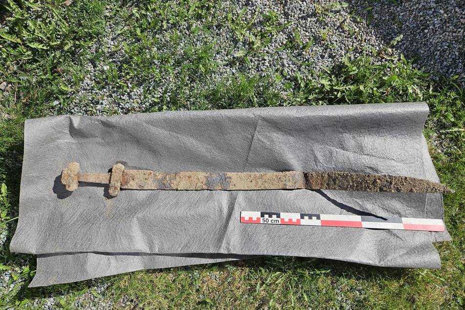 Offenbar ist das Schwert rund 1300 Jahre alt und stammt aus der frühen Wikingerzeit.