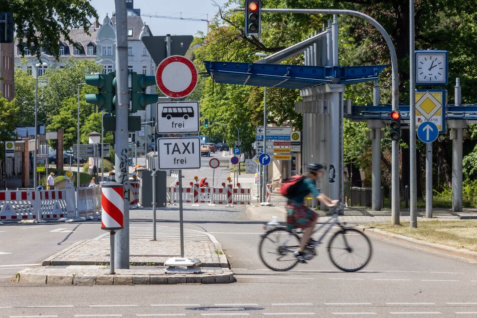 Vollsperrung: Die Georgstraße zwischen Straße der Nationen und Mühlenstraße bleibt bis Samstag circa 18 Uhr dicht.