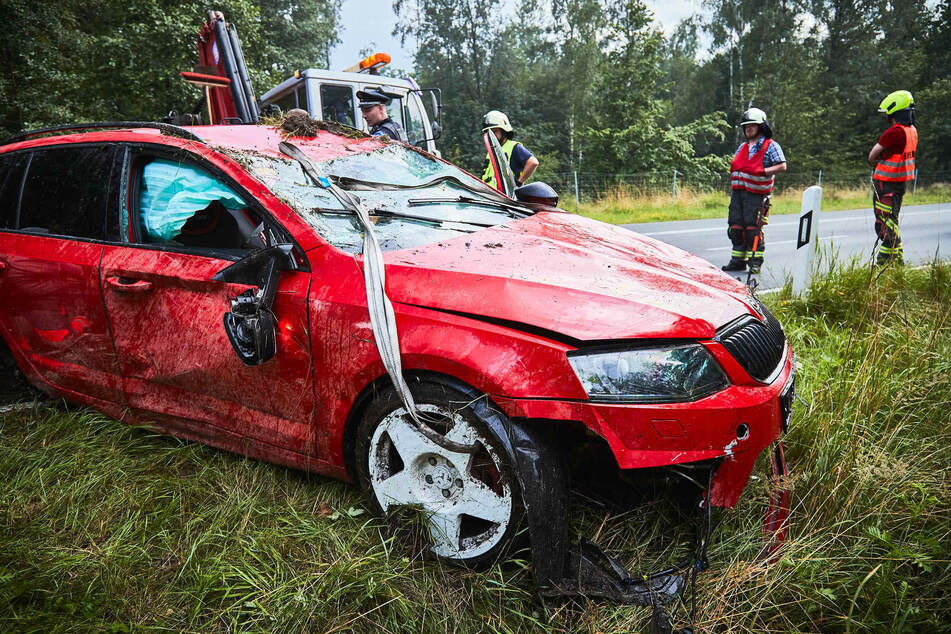 Während der Bergung des Fahrzeugs musste eine Spur der B172 stundenlang gesperrt werden.