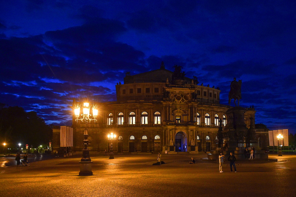 Wegen der Energiespar-Verordnung der Bundesregierung blieb auch die berühmte Semperoper dunkel.