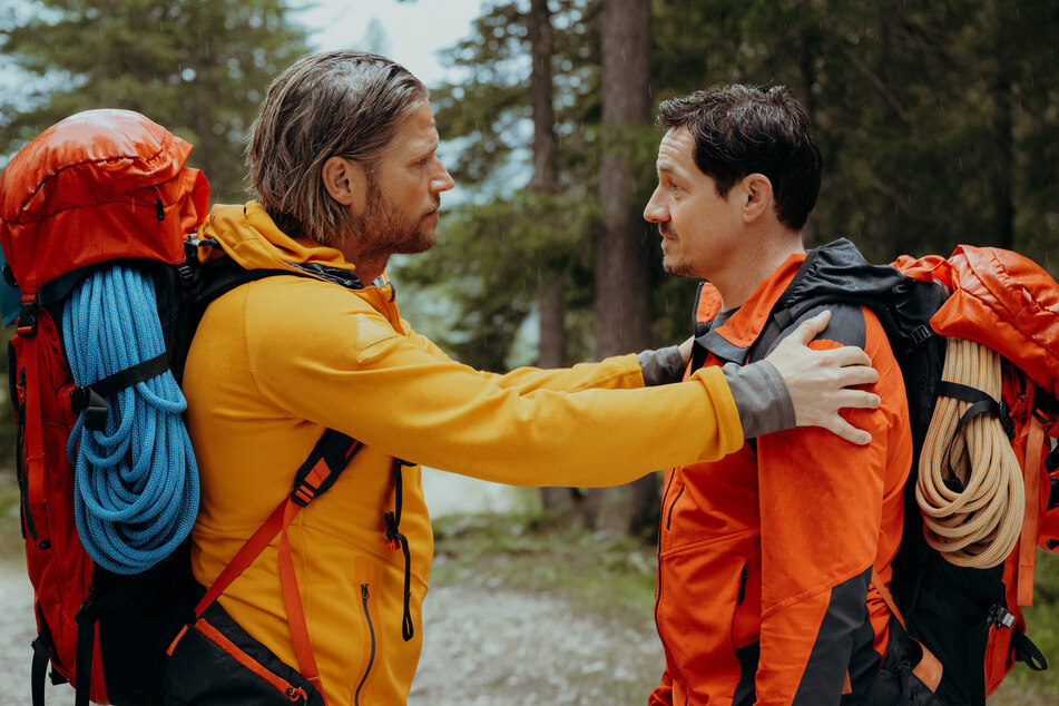 Tobi (Markus Brandl, 48, r.) meldet sich trotz des Todes seines Vaters bei Markus (Sebastian Ströbel, 46) zum Dienst.