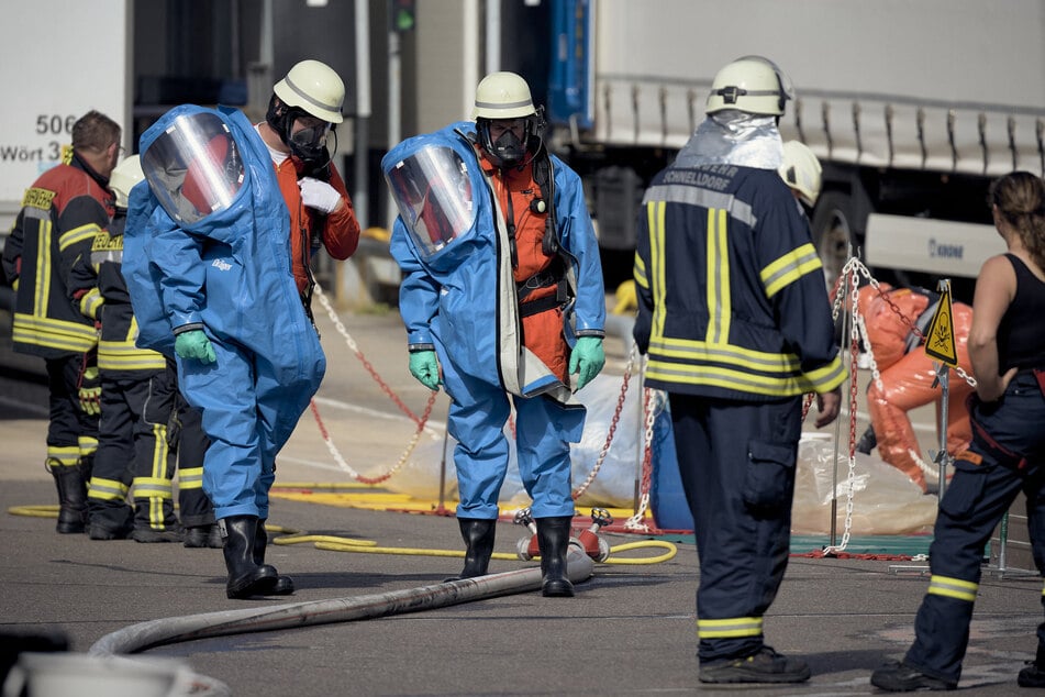 Helfer in Schutzanzügen und mit Gasmasken sind im auf dem Gelände in Dinkelsbühl im Einsatz gewesen.