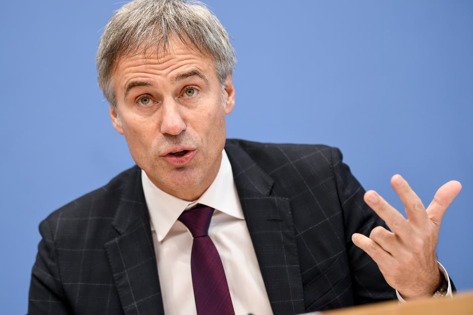 Achim Berg (57, Präsident Bitkom) hat eine deutliche Verbesserung des Corona-Impfmanagements in Deutschland gefordert. Am Montag ist er live im MDR bei "FAKT IST!".