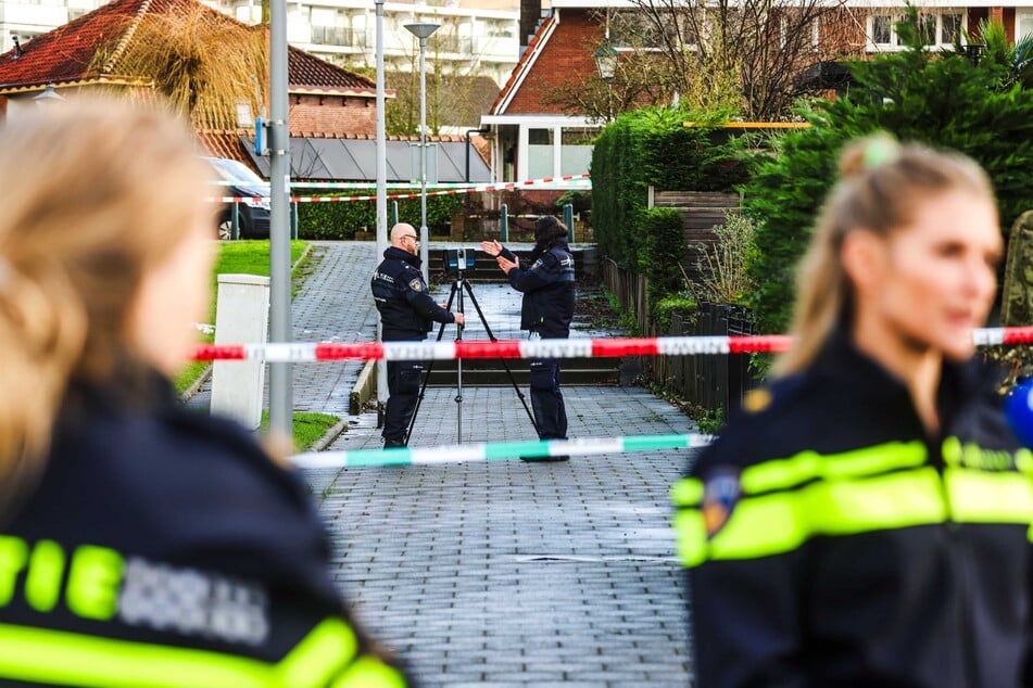 Die Polizei untersucht den Ort im Rotterdamer Stadtteil IJsselmonde, an dem ein Mann erschossen wurde.