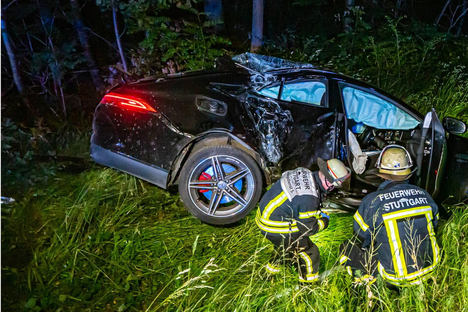 Fahranfänger kracht mit Mercedes-AMG gegen Laterne: Vier teils schwer Verletzte