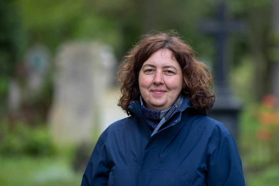 Friedhofs-Chefin Beatrice Teichmann (48) will noch mehr alte Gräber restaurieren. Dafür werden insgesamt rund 1000 Grabpaten gesucht.