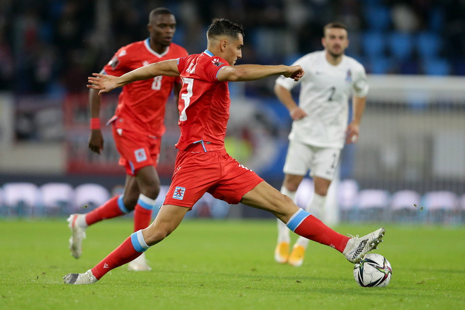 Dirk Carlson (23), hier im Spiel gegen Aserbaidschan am Ball, liegt mit seinen Luxemburgern in der WM-Qualifikation gut im Rennen.