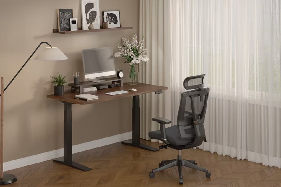 Hier sind Schreibtische und Stühle für kurze Zeit massiv im Preis gesenkt
