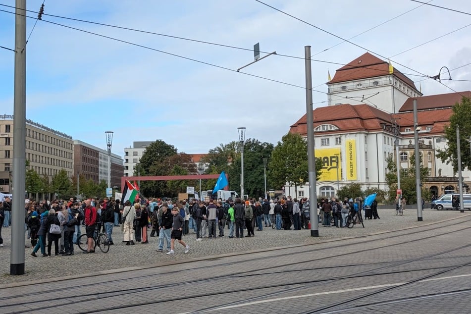 Zahlreiche Schüler haben sich auf dem Postplatz eingefunden, um zu demonstrieren.