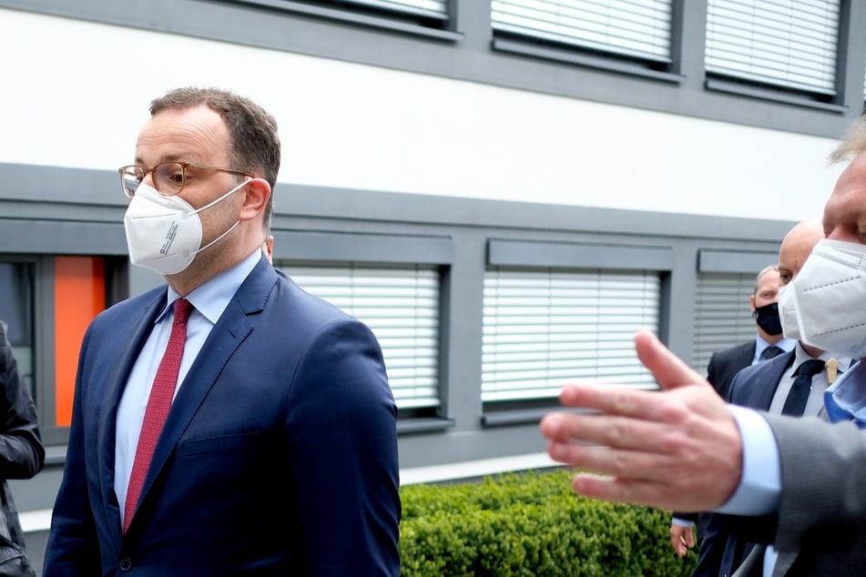 Bundesgesundheitsminister Jens Spahn (40, CDU) besuchte am Freitag das Pharmaunternehmen IDT Biologika in Dessau-Roßlau.