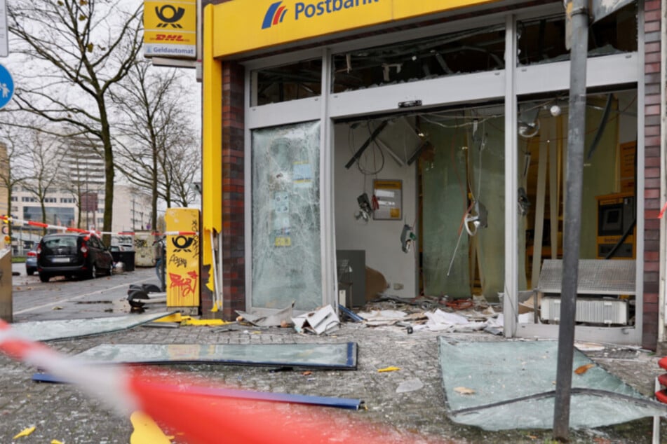 Die Filiale der Postbank wurde bei der Sprengstoff-Attacke extrem beschädigt.