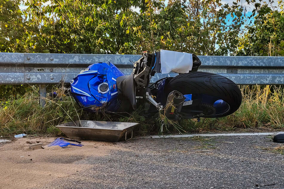 Für den Motorradfahrer kamen jegliche Rettungsversuche zu spät. Er verstarb am Unfallort.