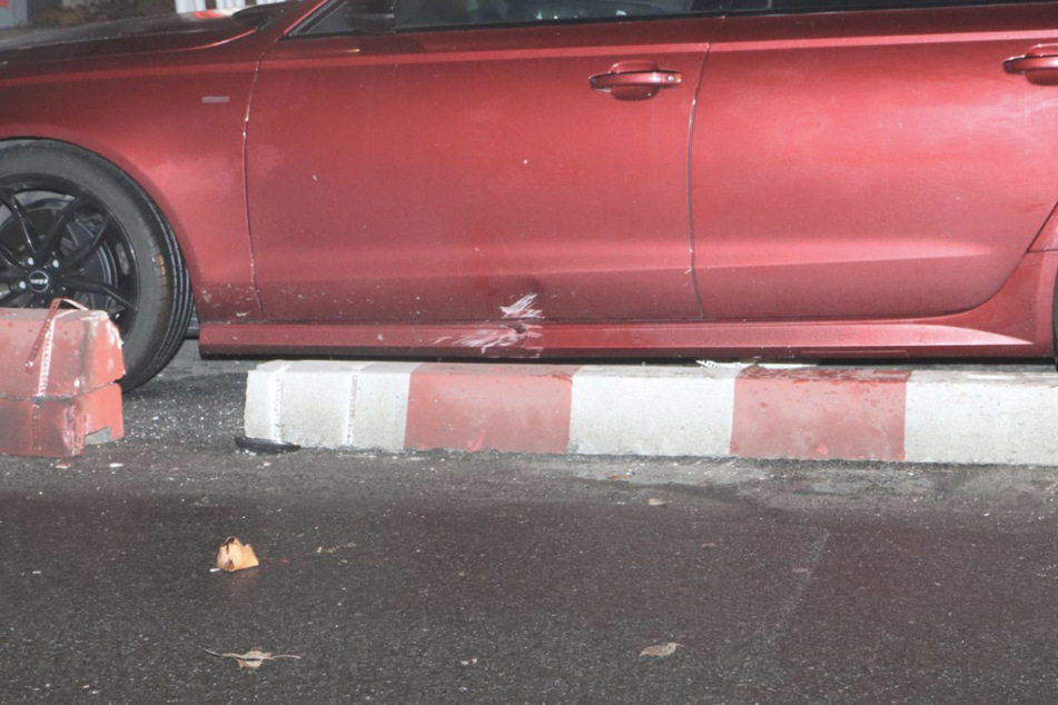 Durch den Unfall wurde auch ein geparktes Auto beschädigt.