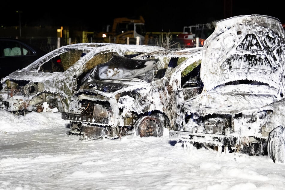 Drei Autos standen in Vollbrand: Die Feuerwehr war rasch zur Stelle, doch von den Wagen blieb jeweils nur das Chassis übrig.