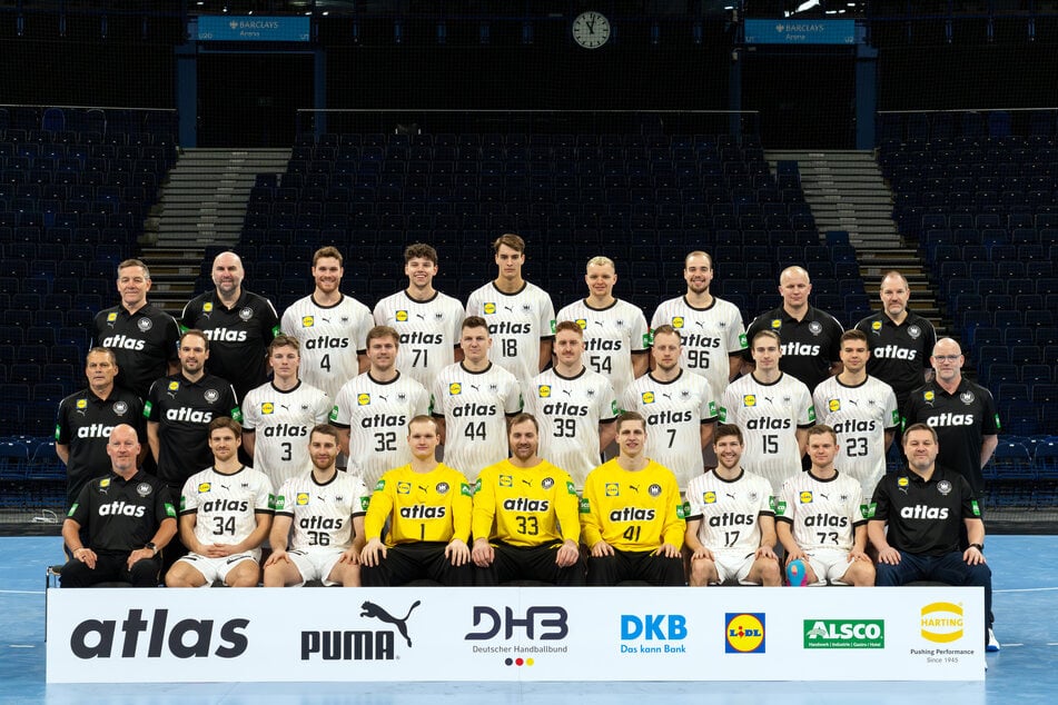 Der deutsche Handball-Kader vor dem letzten Testspiel gegen Brasilien. Danach wurden Tim Zechel (oberste Reihe, 3.v.r.) und Joel Birlehm (unterste Reihe, 4.v.r.) noch gestrichen.