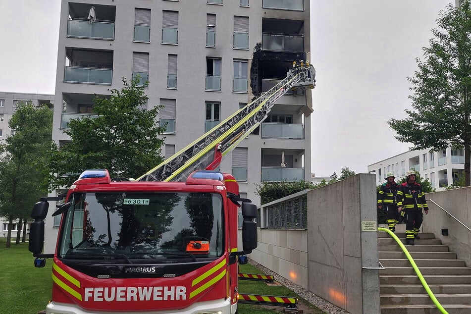 Über eine Drehleiter wurde der Brand von außen bekämpft, während weitere Kameraden die Flammen vom Treppenhaus aus löschten.