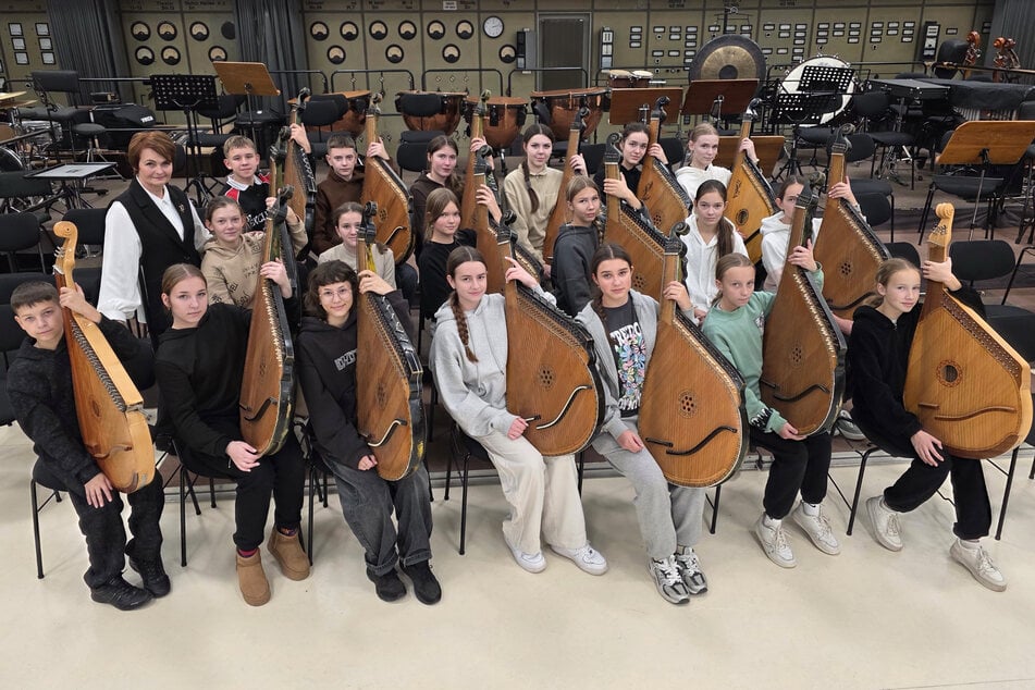 Das Bandura-Orchester aus Brody. Die jungen Musikerinnen und Musiker sind zwischen 12 und 16 Jahre alt.