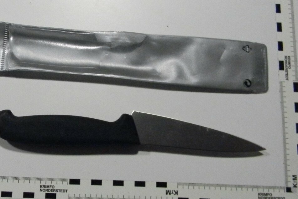 Mit diesem Küchenmesser bedrohte die Frau die Polizisten.