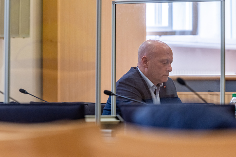 Joachim Wolbergs (49), Ex-Oberbürgermeister von Regensburg, sitzt im Verhandlungssaal des Landgerichts in Regensburg.