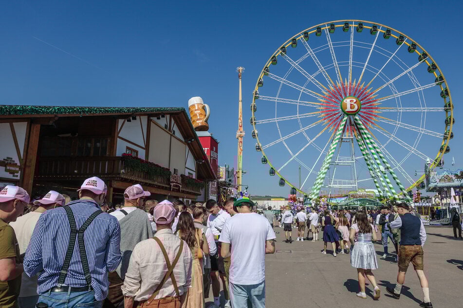 Die Besucher nutzten das sonnige Frühlingswetter für den Fest-Besuch.
