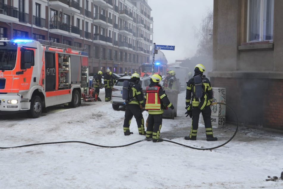 Leipzig: Feuerwehr-Einsatz im Leipziger Osten: Pyro-Explosion setzt Keller in Brand