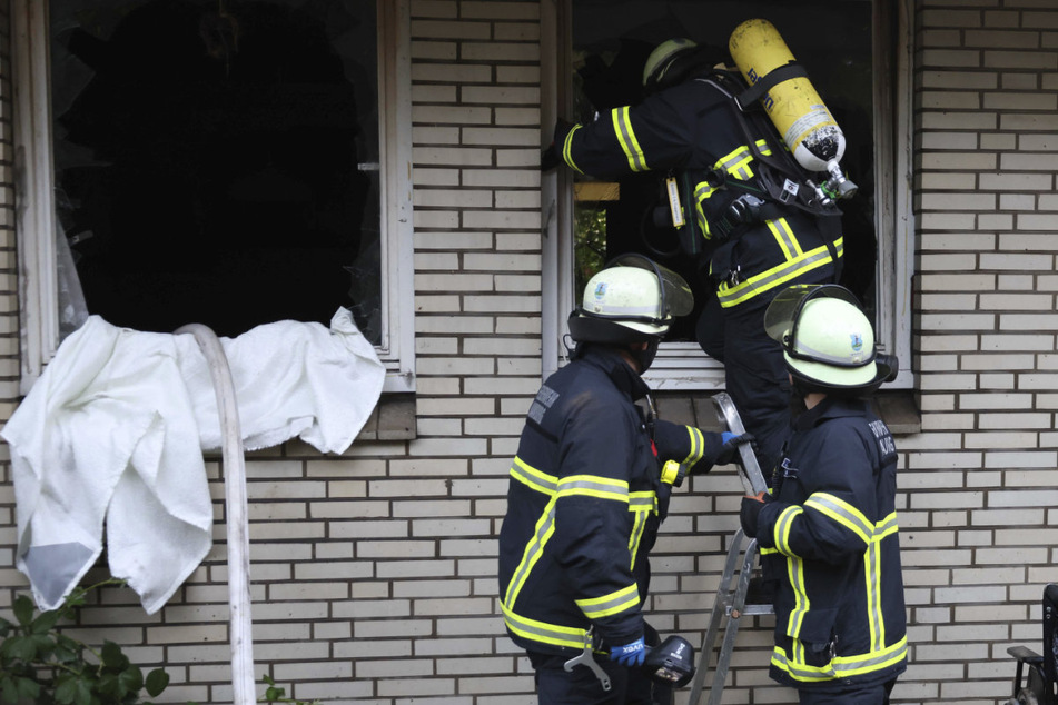 Hamburg: Brand in Mehrfamilienhaus: Feuerwehr rettet Frau aus Wohnung