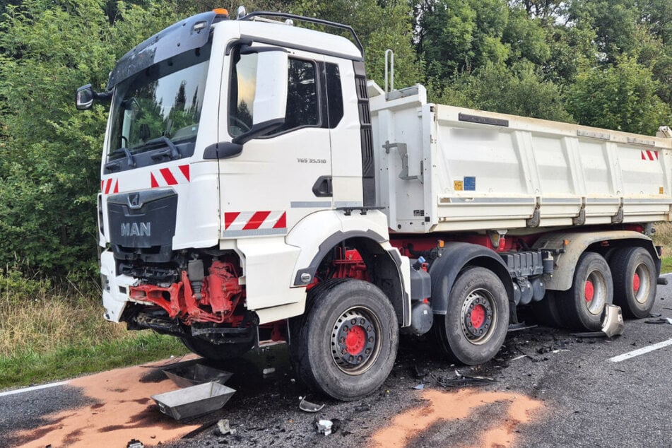 Der Lastwagen-Fahrer wurde bei dem Unfall auf der B255 nicht verletzt, erlitt aber einen Schock.