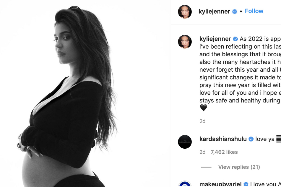 Kylie Jenner showed off her baby bump while reflecting on the "highs and lows" of 2021 in a new Instagram post.