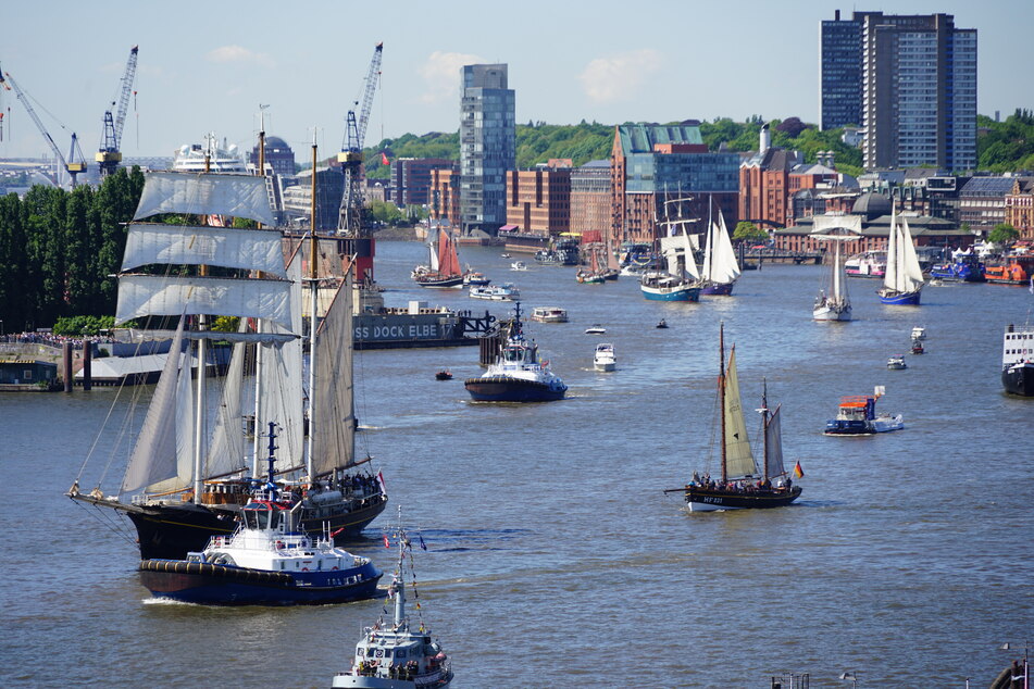 Rund 1,2 Millionen Menschen besuchten unter anderem aufgrund der traditionellen Einlaufparade den Hamburger Hafen.