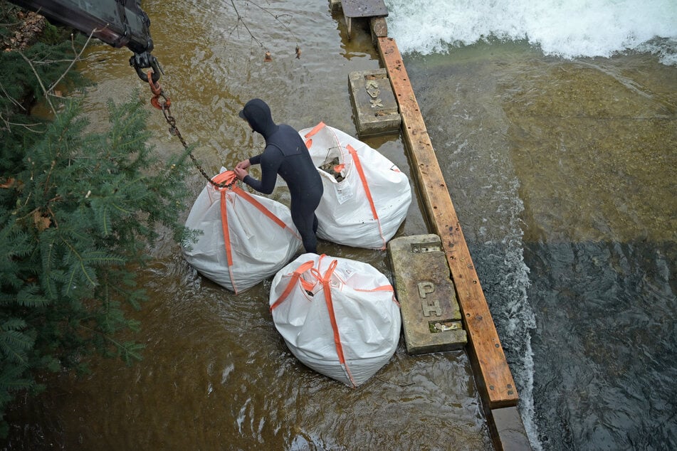 Verschiedene Materialien kommen bei der Rettung der Eisbachwelle zum Einsatz.