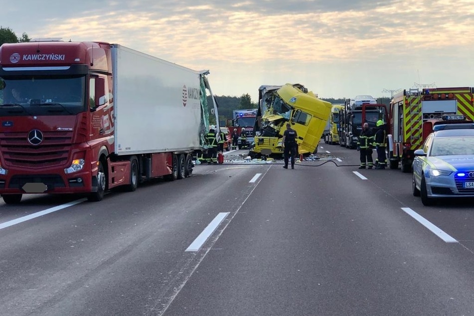 Großeinsatz auf der A2: Zwei Sattelzüge sind einander aufgefahren.