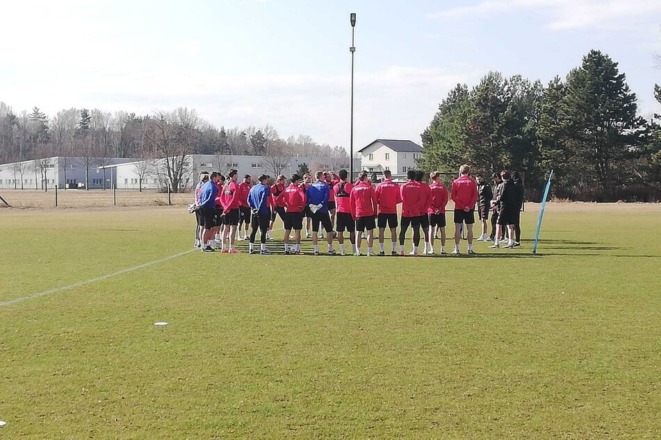 Trainer Pele Wollitz (r.) schwört sein Team auf die ungewohnten Bedingungen ein.
