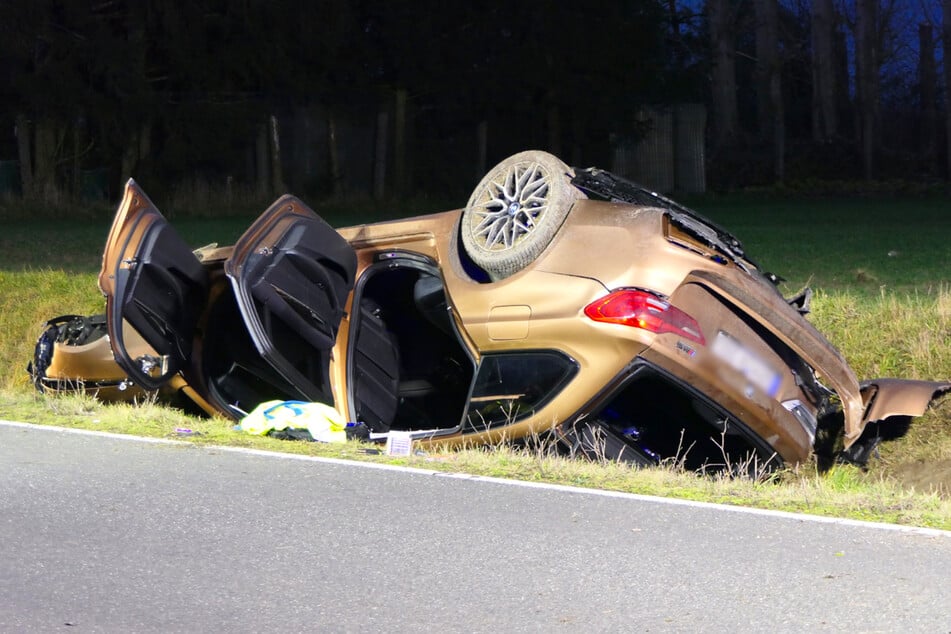 Der BMW überschlug sich und landete neben der Straße im Graben.